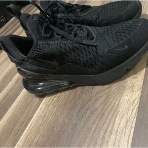 Women’s Nike air max 270 size 8.5. Get em for half the money today